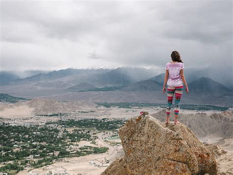 Adventure Girl Standing On The Top Of Mountains Del Colaborador De