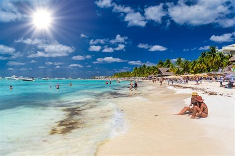 Isla mujeres isla méxico abr chicas sexy damas están sentadas en bikini brasileño en una
