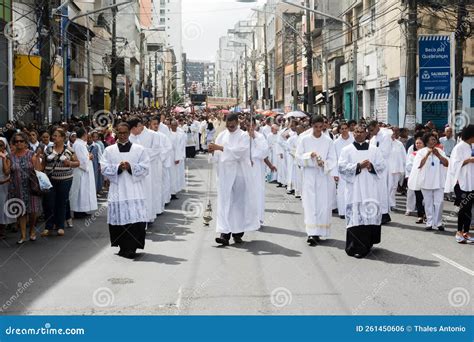 Sacerdotes Católicos Y Seminaristas Participan En La Procesión Del