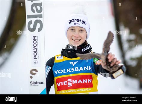 Nika Prevc (Slowenien) jubelt bei der Siegerehrung ueber den Sieg, AUT ...