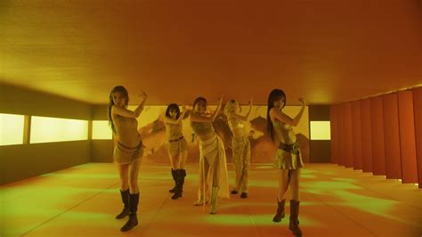 LE SSERAFIM conclui trilogia e lança o mini álbum HOT LETRAS MUS BR