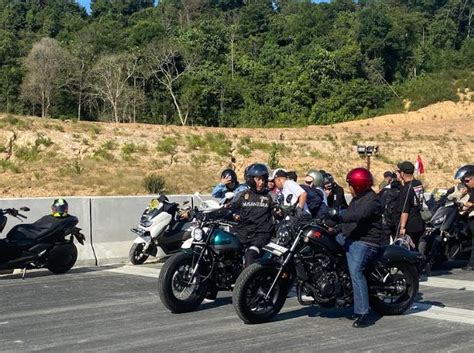 Jokowi Jajal Jalan Tol Di IKN Pakai Motor Bareng Influencer Okezone