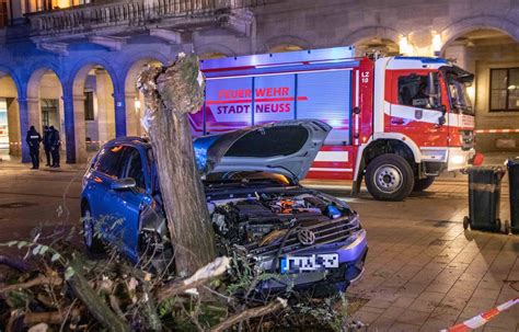 Unfall In Neuss Auto F Hrt Auf Marktplatz Gegen Baum