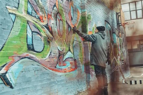 Artista Callejero Pintando Graffiti Colorido En La Pared 2023