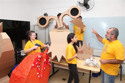 Alunos De Escola De Santos Confeccionam Monstro Gigante Para Evento Da