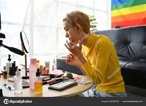 Vista Lateral Joven Gay Hombre Blogger Grabación Conforman Tutorial Transmisión Foto de stock