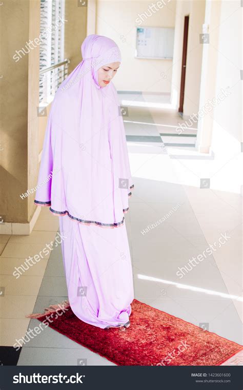 Young Muslim Woman Making Prostration Prayer Stock Photo 1423601600 ...