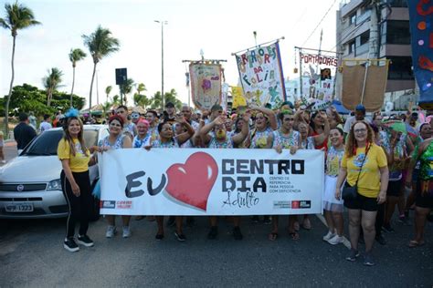 Bloco Portadores da Folia reúne centenas de foliões em desfile pela