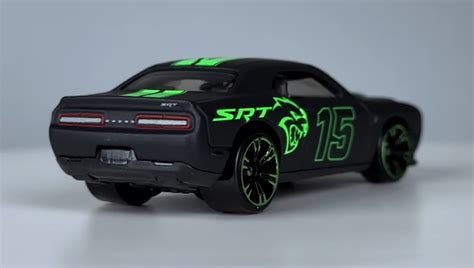 Тематична Машинка Hot Wheels 15 Dodge Challenger SRT Hellcat Neon Speeders 1 64 HLH72 HRW80