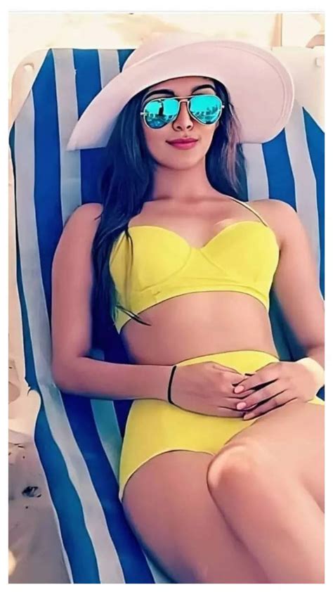 6 Hot Sexy Kaira Bikini Pics