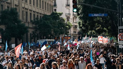 Na Argentina Manifestantes V O S Ruas No Primeiro Protesto No