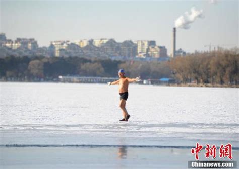 長春老人挑戰低溫 雪地赤膊破冰冬泳 每日頭條