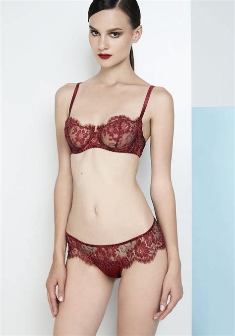 De La Lingerie Pour Lui Faire Voir Rouge Le Soir De La Saint Valentin