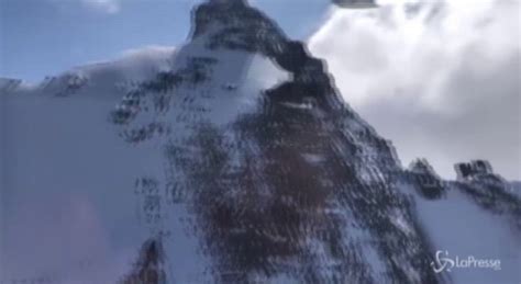 Monte Bianco Due Alpinisti Francesi Bloccati Le Immagini Del Salvataggio