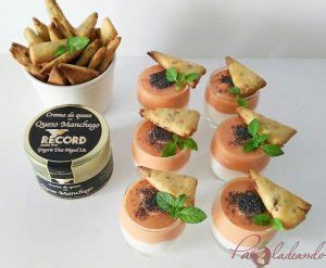 CHUPITOS DE CREMA DE QUESO CURADO CON SALMOREJO Y SABLÉS CRUJIENTES DE