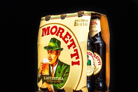 6 Pack De Cerveza Birra Moretti Sobre Barril De Madera Con Fondo Oscuro