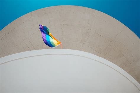 Tiro de ángulo bajo de una bandera colorida ondeando en un balcón