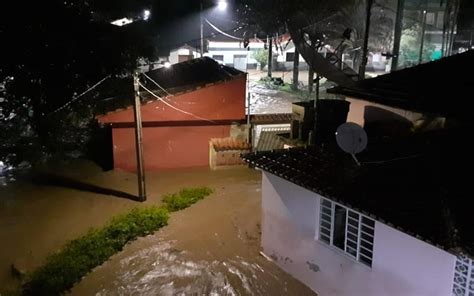 Rios transbordam durante chuva e águas invadem casas e comércios de