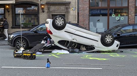 Düsseldorf Auto überschlägt sich in der Innenstadt