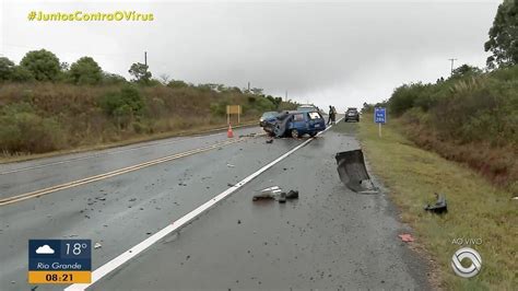 Acidente entre carro e caminhão deixa duas pessoas mortas na BR 285 em