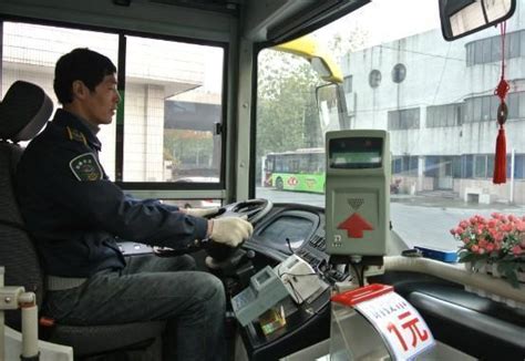 民工坐公交車讓座，女白領嫌髒，民工打開背包，女白領有些感動了 每日頭條