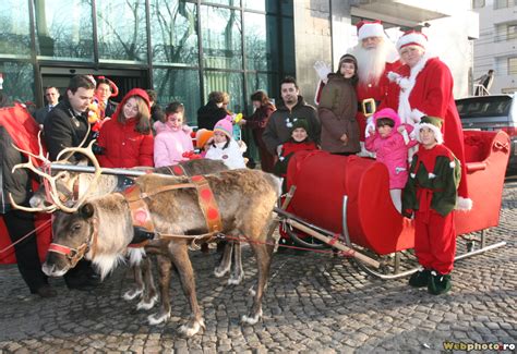 Sania cu reni a lui Moș Crăciun plină cu clowni și daruri Webphoto ro