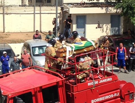 Sob Aplausos Hino Brasileiro E Gritos De Capita Torres Sepultado