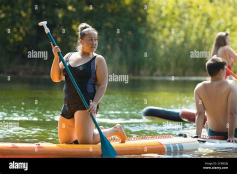 Rafting Femme M Re En Maillot De Bain Noir Debout Sur Le Radeau De