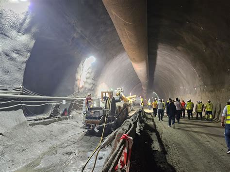 Galerie Foto Video Cum Arat Lucr Rile La Cel Mai Lung Tunel De