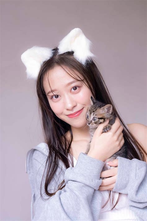 モー娘。小田さくらの初フォトエッセイ『さくらと猫』が発売、50p以上の撮りおろしグラビアも Entame Next アイドル情報総合