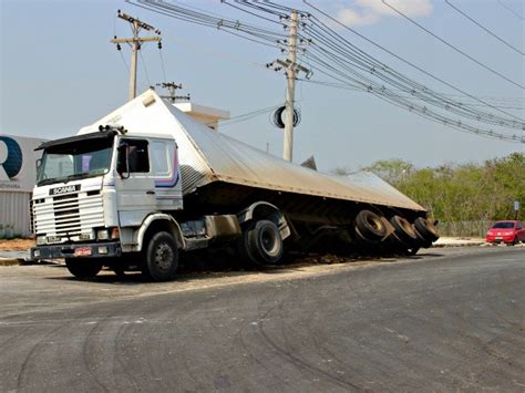 G1 Carreta Tomba Após Pista Ceder No Distrito Industrial Em Manaus