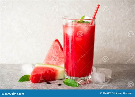 Wie Y Arbuza Smoothie Z Lodem I Mennica W Szkle Na Szaro Drylujemy