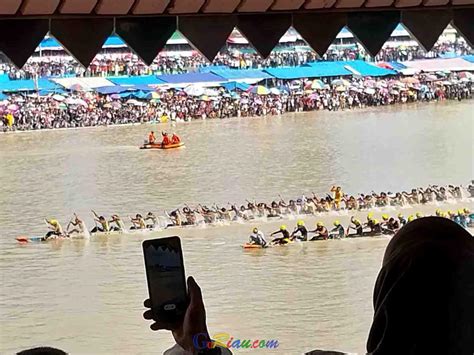 Goriau Festival Pacu Jalur Ini Empat Jalur Yang Melaju Ke Babak