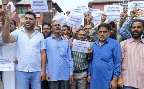 PHE Daily Wagers Hold Protest Demand Minimum Wages Act Daily Excelsior