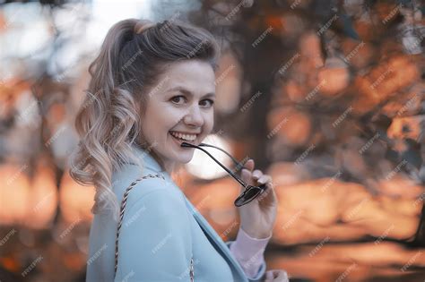 Premium Photo Autumn Girl Portrait Of A Girl In An Autumn City Park