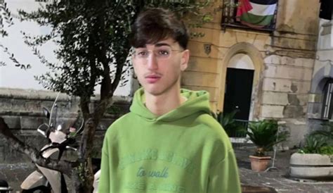 Ucciso A 15 Anni A Napoli Venti Colpi Esplosi In Strada