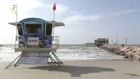 Colocan Banderas Rojas En Playas De Galveston Por Fuerte Oleaje Y La