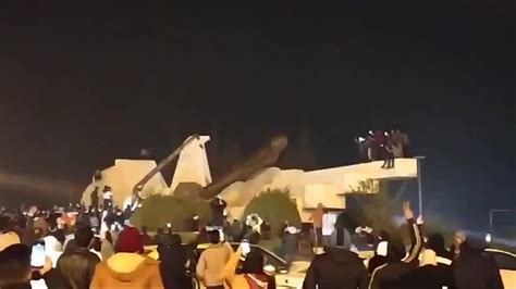 Video Statue Of Bashar Al Assad S Father Toppled In Syria S Hama The