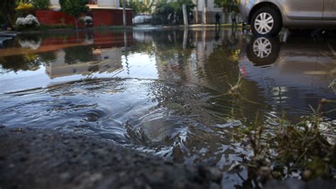 Rotura de matriz inunda las calles de Maipú y provoca suspensión del