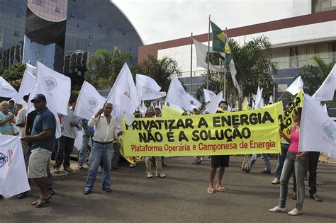 O Movimento dos Atingidos por Barragens MAB fez protesto em frente à