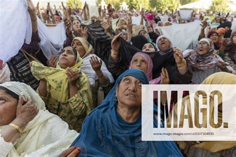 October Srinagar Jammu And Kashmir India Muslim Devotees