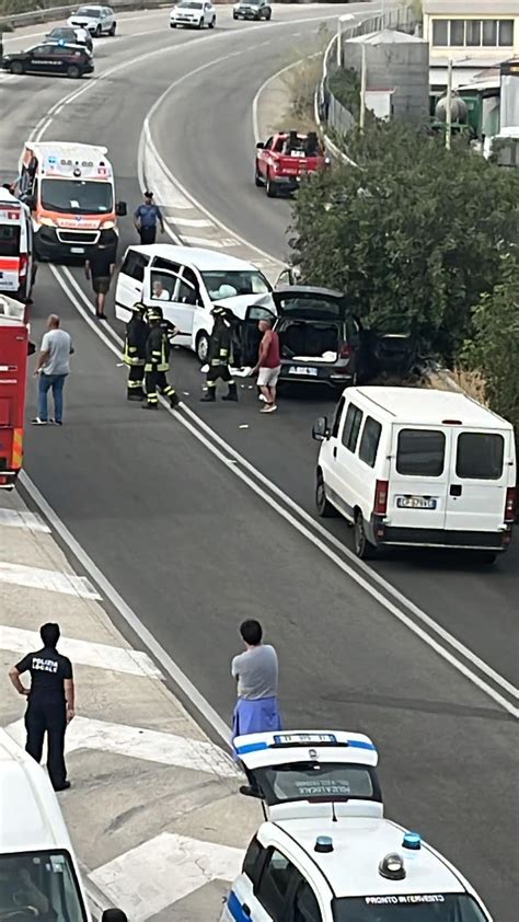 Pozzallo Scontro Fra Auto E Pulmino Feriti Grave Donna