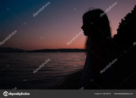 Silhouette De Jeune Fille Apr S Le Coucher Du Soleil Image Libre De