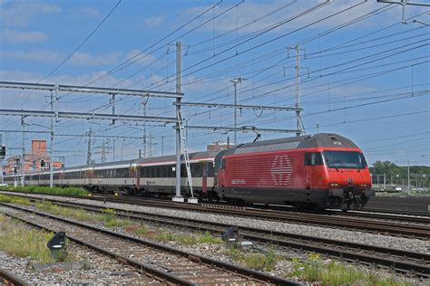 Re 460 051 6 durchfährt am 06 06 2024 den Bahnhof Muttenz Flickr