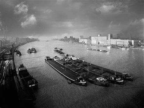 Robert Häusser Mannheim Reger Schiffsverkehr im Industriehafen