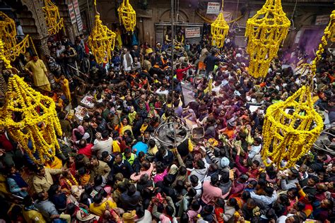 बसंत पंचमी के अवसर पर वृन्दावन के बांके बिहारी मंदिर में भक्तों ने