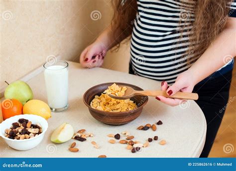 Nutrition Saine Pendant La Grossesse Et La Maternit Jeune Femme