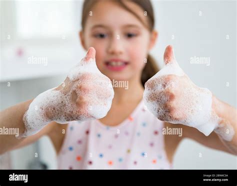 Petite Fille Se Laver Les Mains Avec De L Eau Et Du Savon Dans La Salle