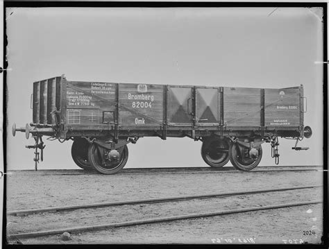 Fotografie zweiachsiger offener Güterwagen ohne Bremse 1918