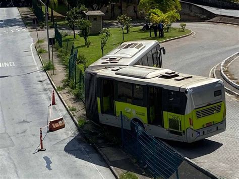 Nibus Move Bate E Derruba Grades Na Sa Da Da Esta O Vilarinho Em Bh